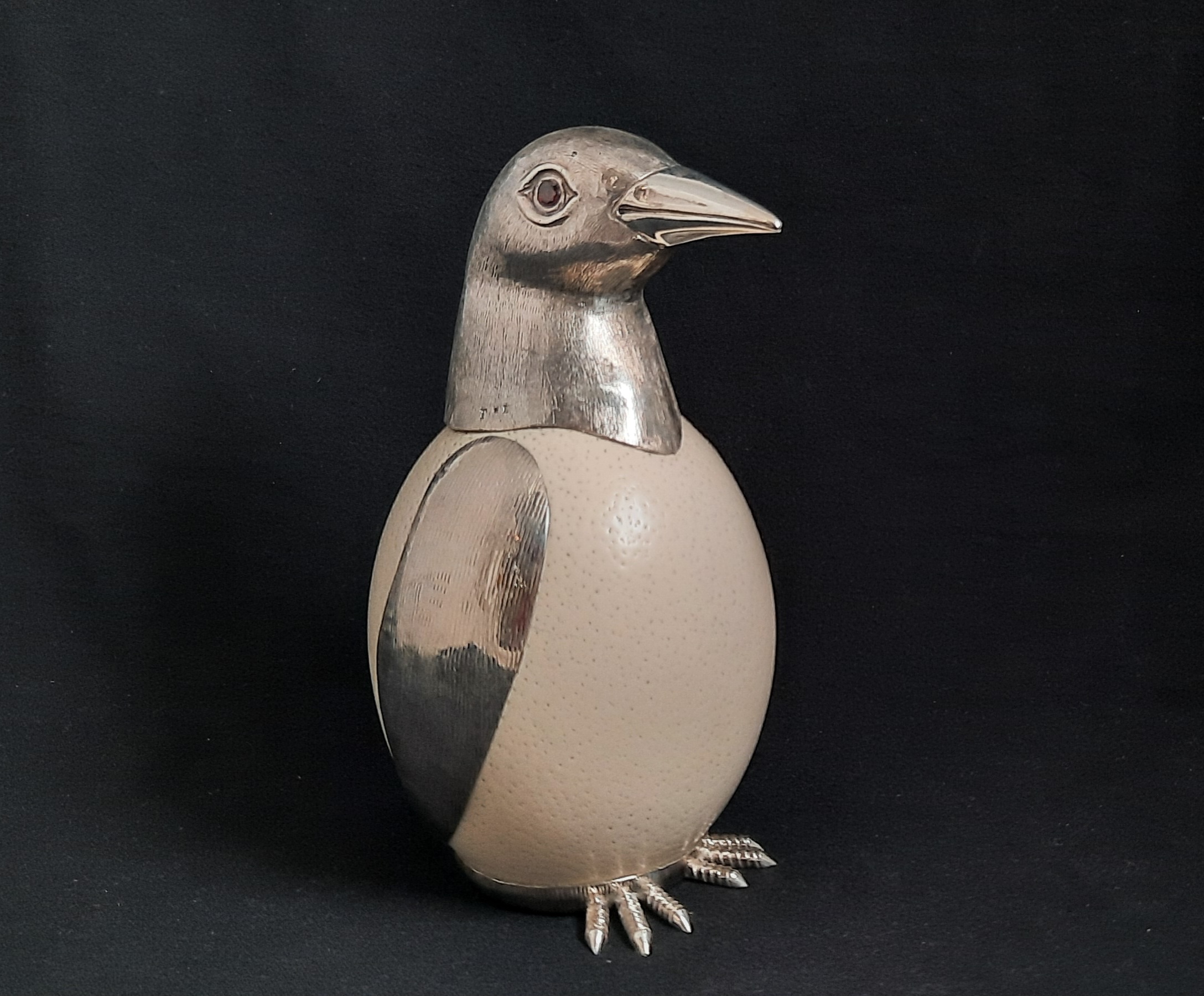 Escultura Pinguim ovo de avestruz