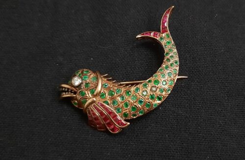 Pregadeiro ouro esmeralda rubi diamante