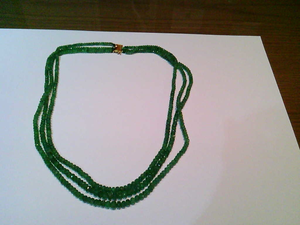 Colar raizes esmeraldas